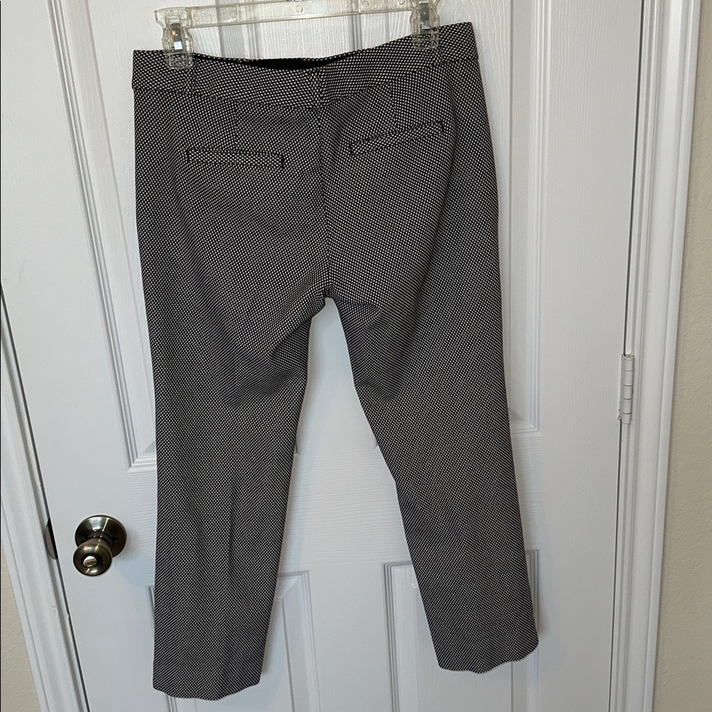 Banana Republic Women’s Black and White Textured Capris Size 4. - Picture 8 of 12